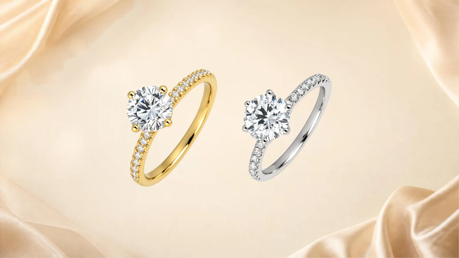 Zwei Verlobungsringe aus unserem Sortiment – Gelbgold und Platin mit Brillant-Solitär – auf Champagner-Seide
