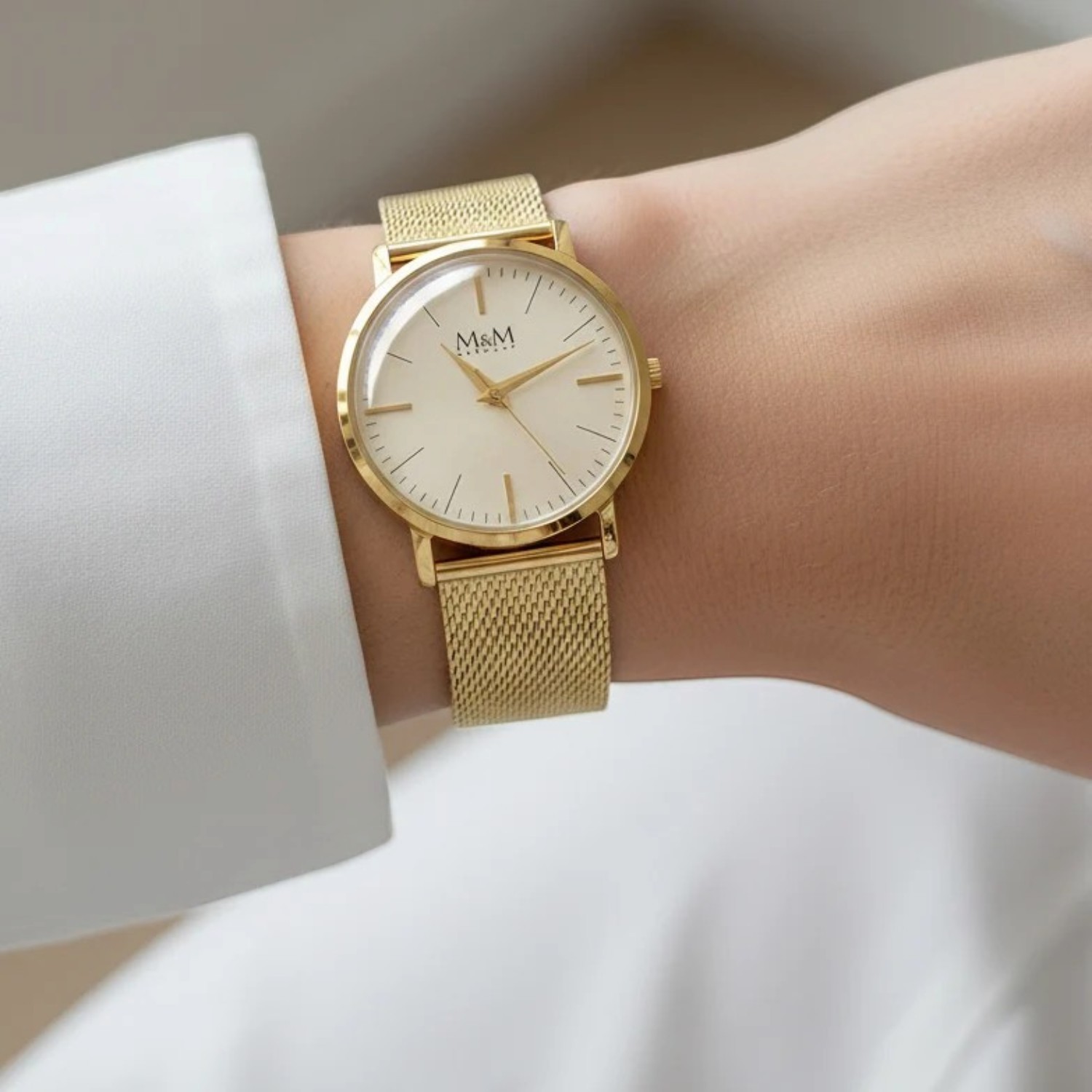 M&M Armbanduhr New Classic Damen goldfarben – Edelstahl/Gold, 34 mm, Saphirglas, Quarz